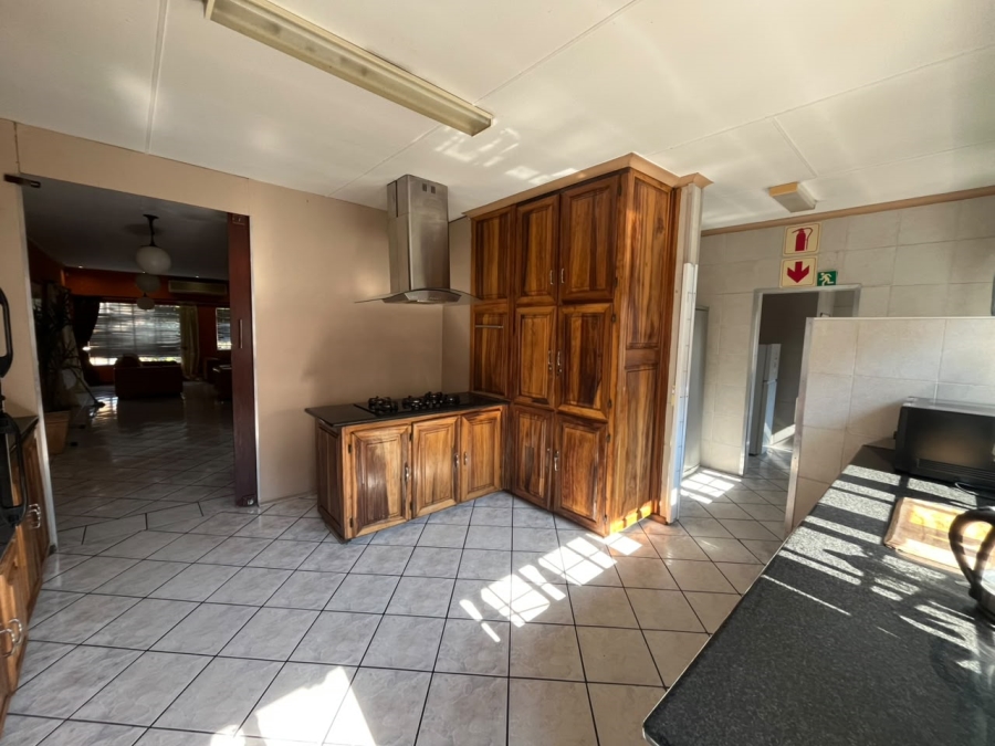 To Let 6 Bedroom Property for Rent in Bodorp North West